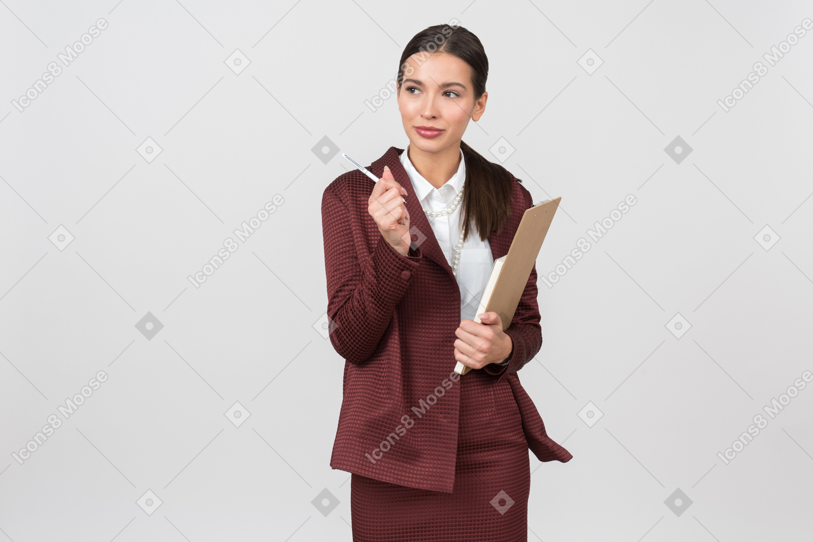 Attraente donna vestita formalmente con una lavagna per appunti che punta a qualcosa