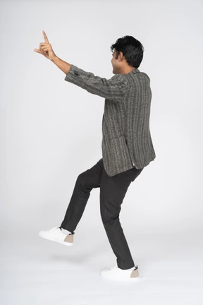 Hombre en traje bailando