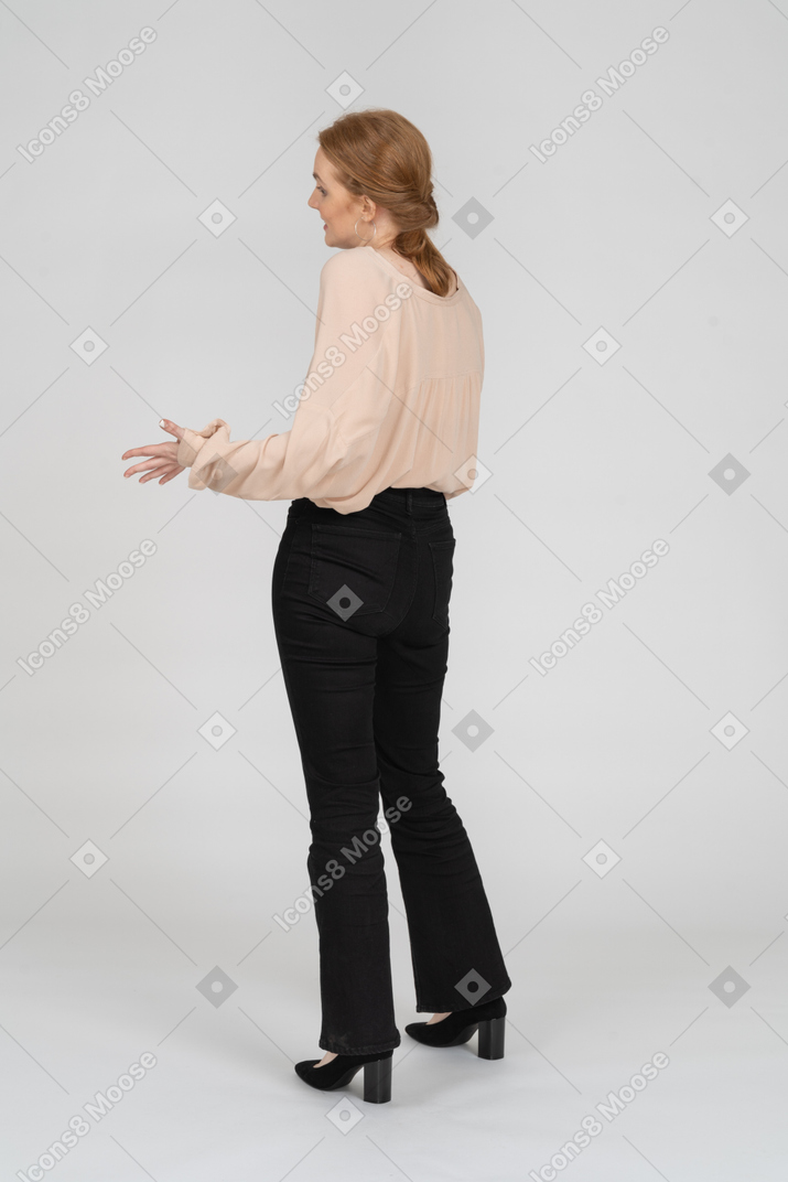Женщина в красивой блузке стоя
