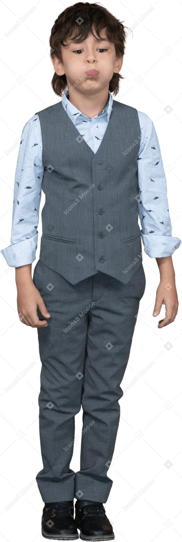 Vista frontale di un ragazzo in abito grigio che gonfia le guance