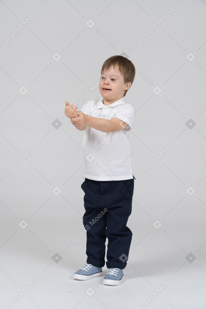 Niño pequeño con los brazos extendidos