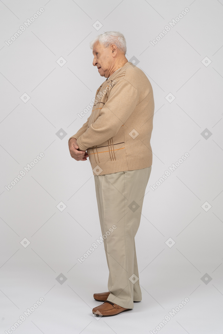 Vista lateral de um velho em roupas casuais