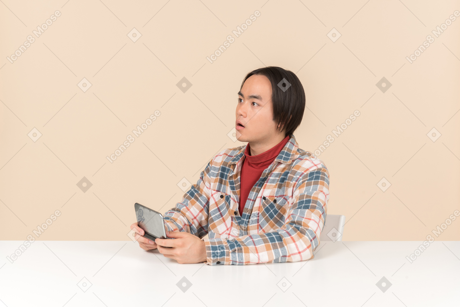 Um cara geek asiático em uma camisa quadriculada