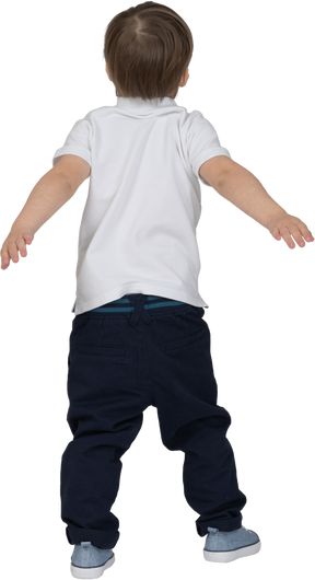 Vista traseira de um menino com as mãos atrás das costas