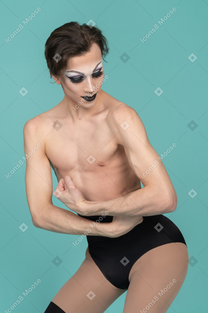 Drag queen flexionando los músculos