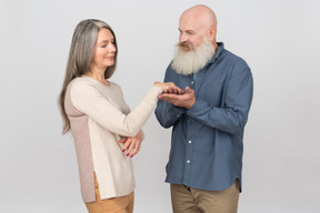 Élégant couple de personnes âgées debout ensemble