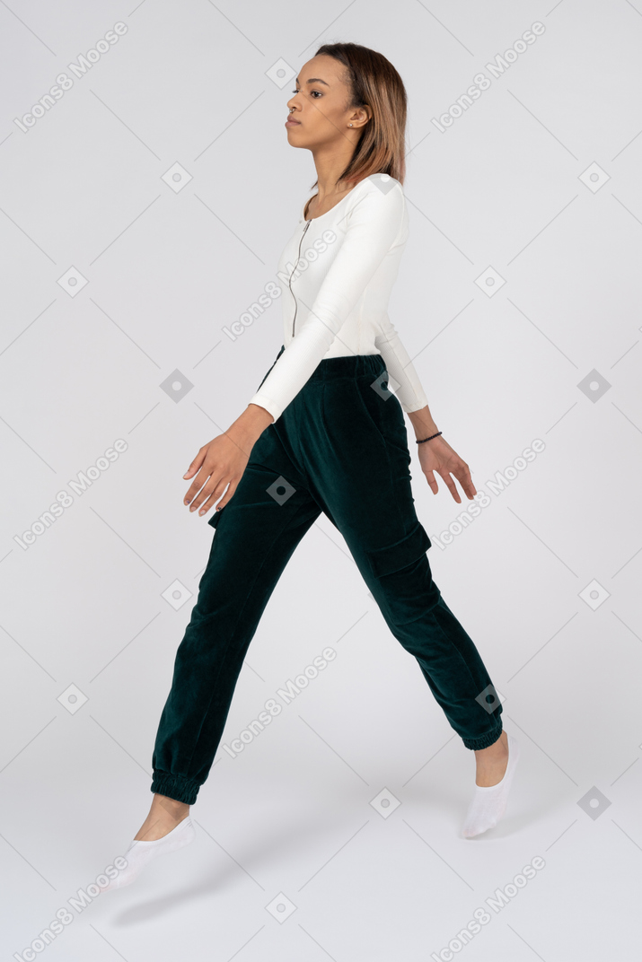 Mulher com roupas casuais pulando