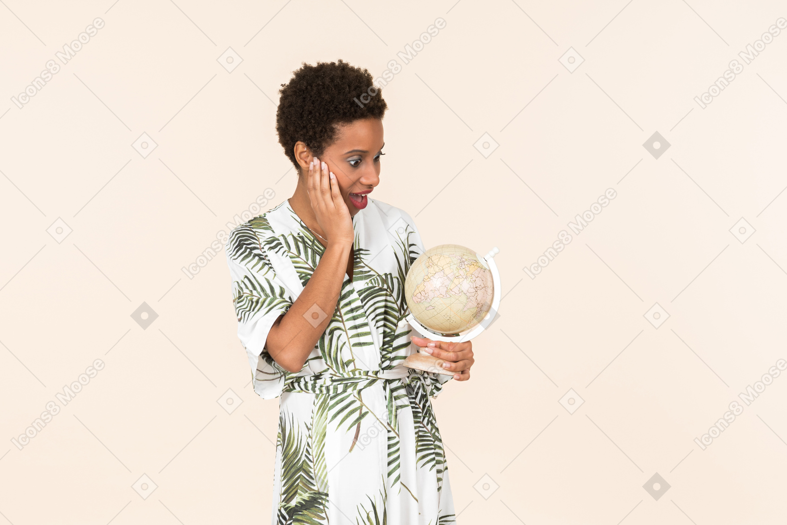 Schwarze kurzhaarige frau in einem weißen und grünen kleid, stehend mit einem globus in der hand