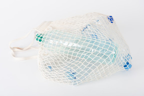 Avoska piena di bottiglie di plastica