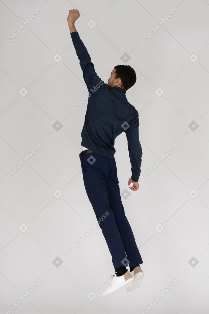 Un uomo vestito di nero che salta