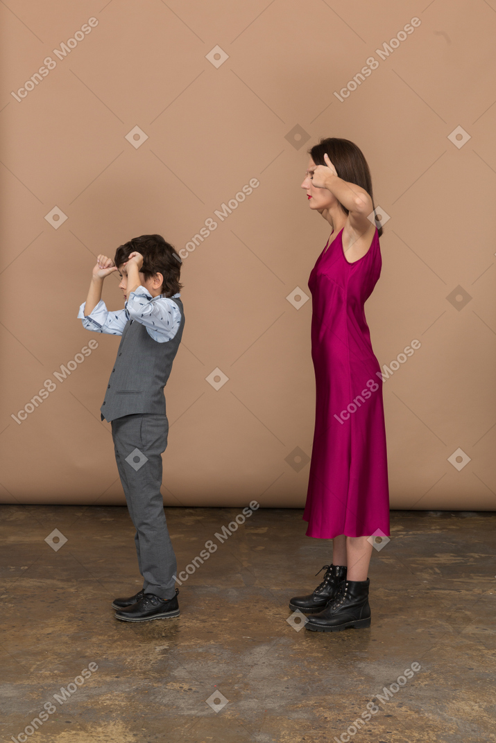 Menino e mulher arregalando os olhos