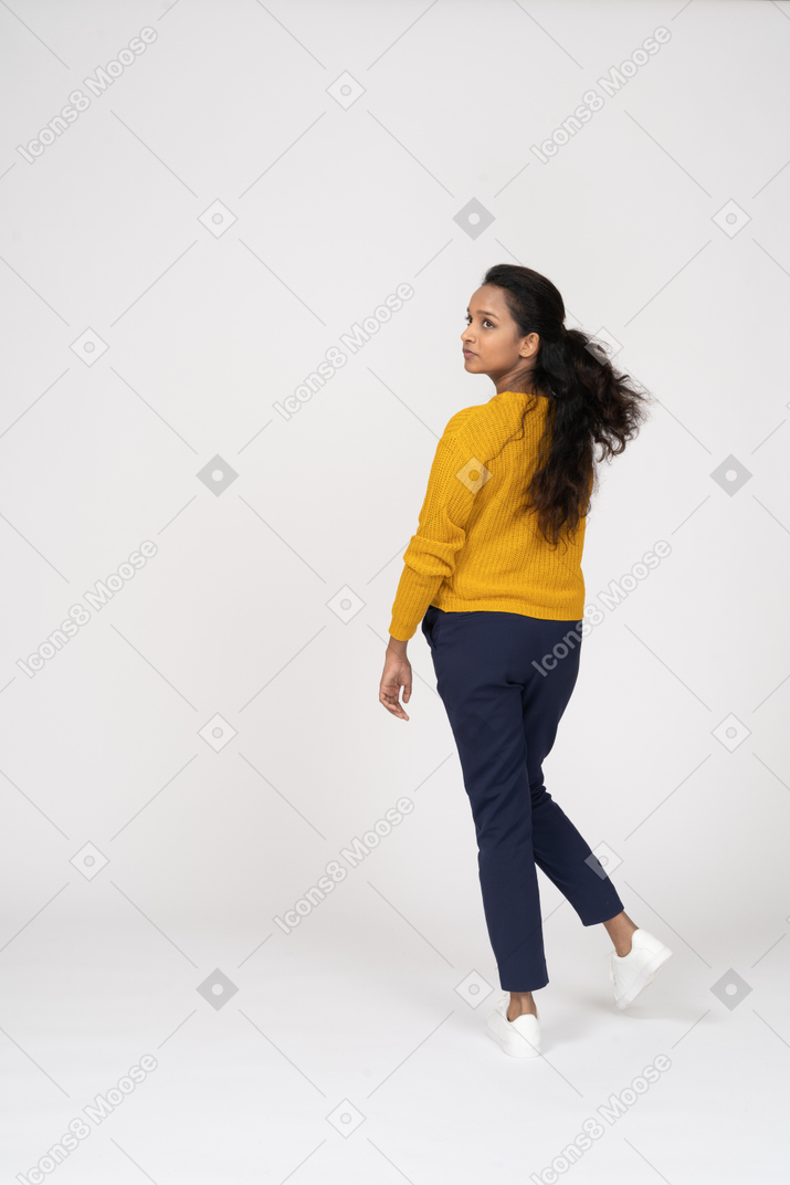 Retrovisor de uma garota com roupas casuais olhando para cima
