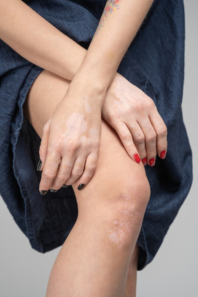 Garder les mains croisées sur une jambe