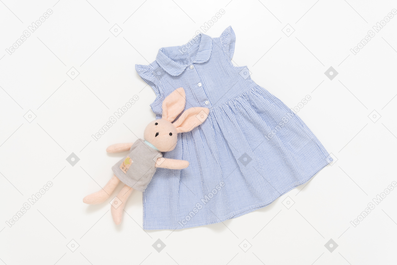 孩子女孩的蓝色连衣裙和毛绒玩具