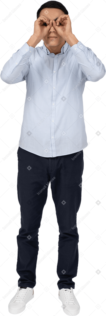 Homem em roupas casuais em pé