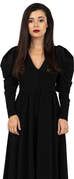 Vista frontal de una joven con un vestido negro inmóvil