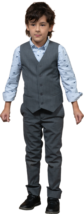 Vista frontal de un chico cyte con traje gris