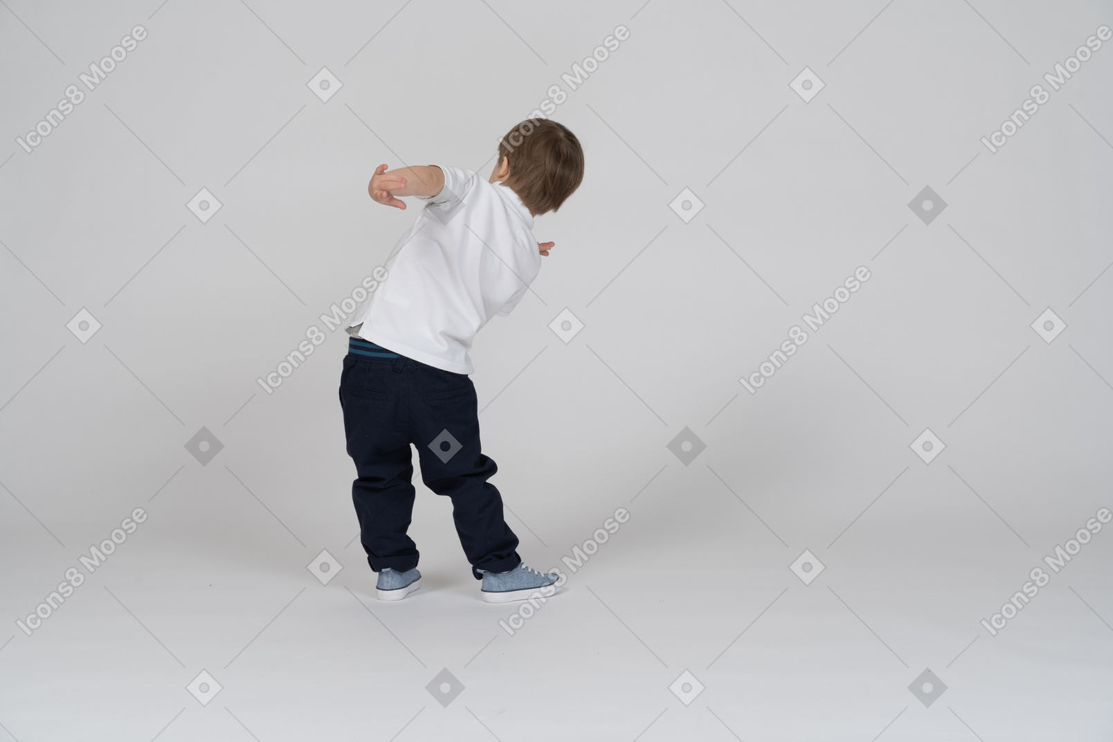 Vista traseira de um menino estendendo um braço atrás das costas