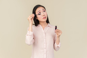 Hinzufügen von mascara, um ein einfaches make-up für den tag zu kreieren