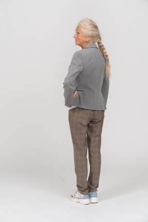 Vista posteriore di una vecchia signora in giacca grigia