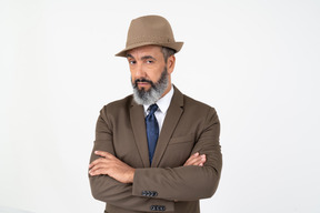 Elegante uomo maturo che indossa un cappello