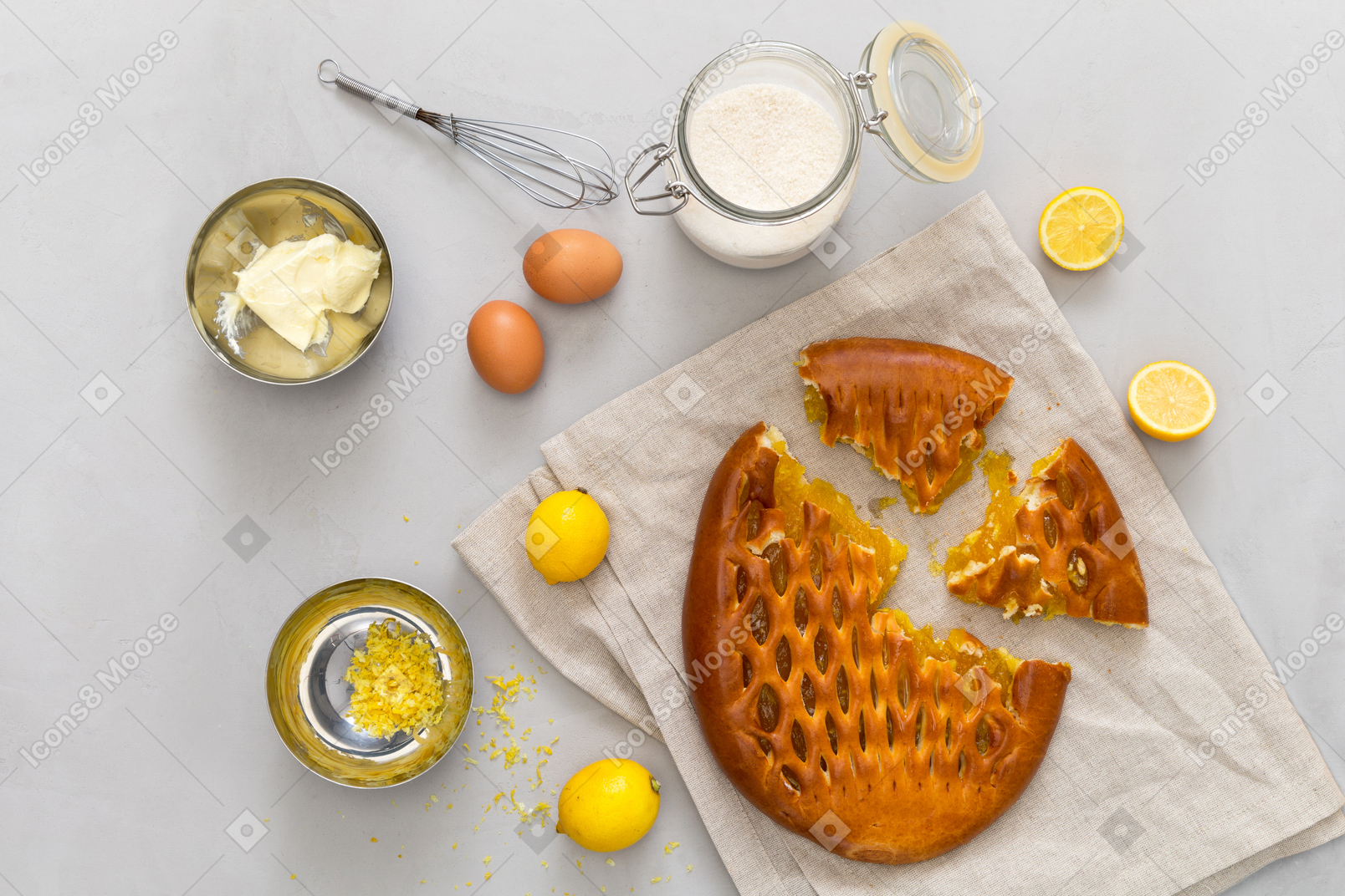 Limones, ralladura de limón, tarro con azúcar, mantequilla, huevos y pastel de limón.