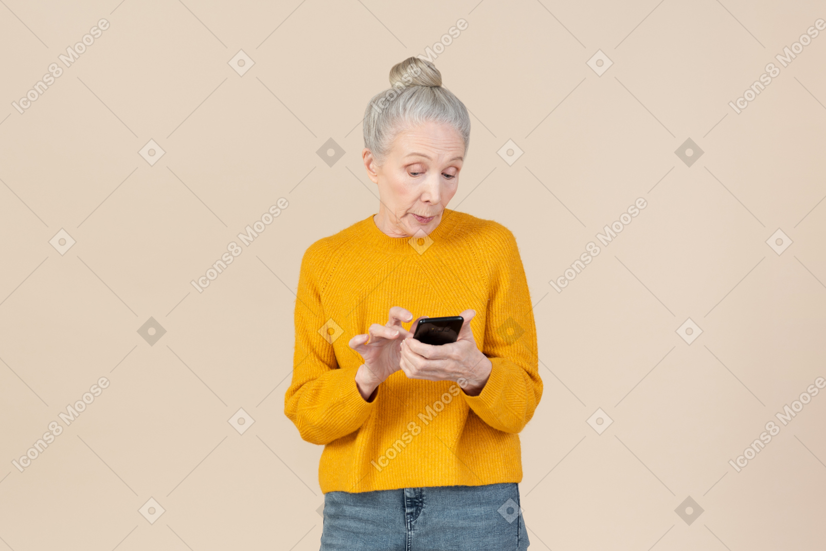 Vieille femme à la recherche sur smartphone