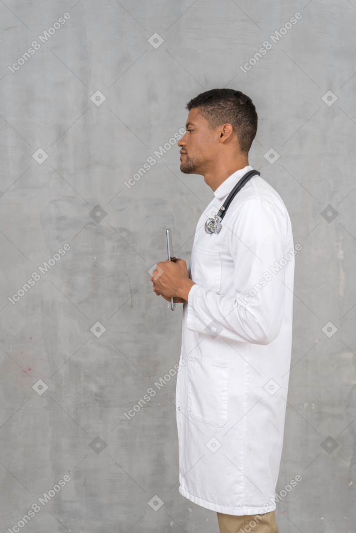 Vista laterale di un medico dall'aspetto solenne