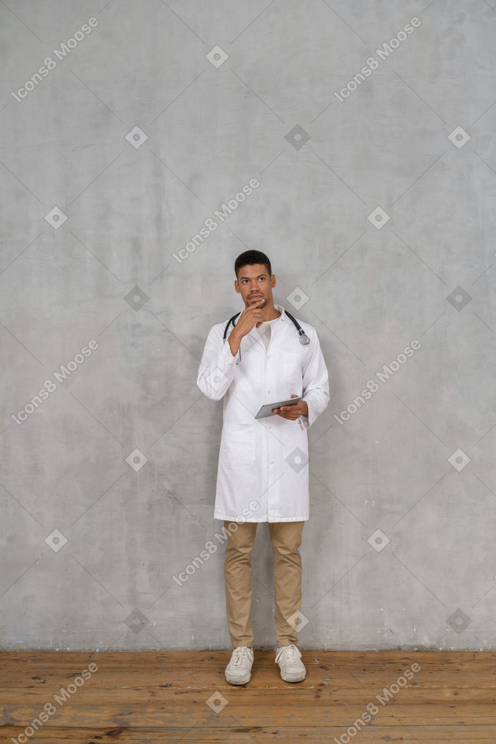 Médico masculino de pie en el fondo