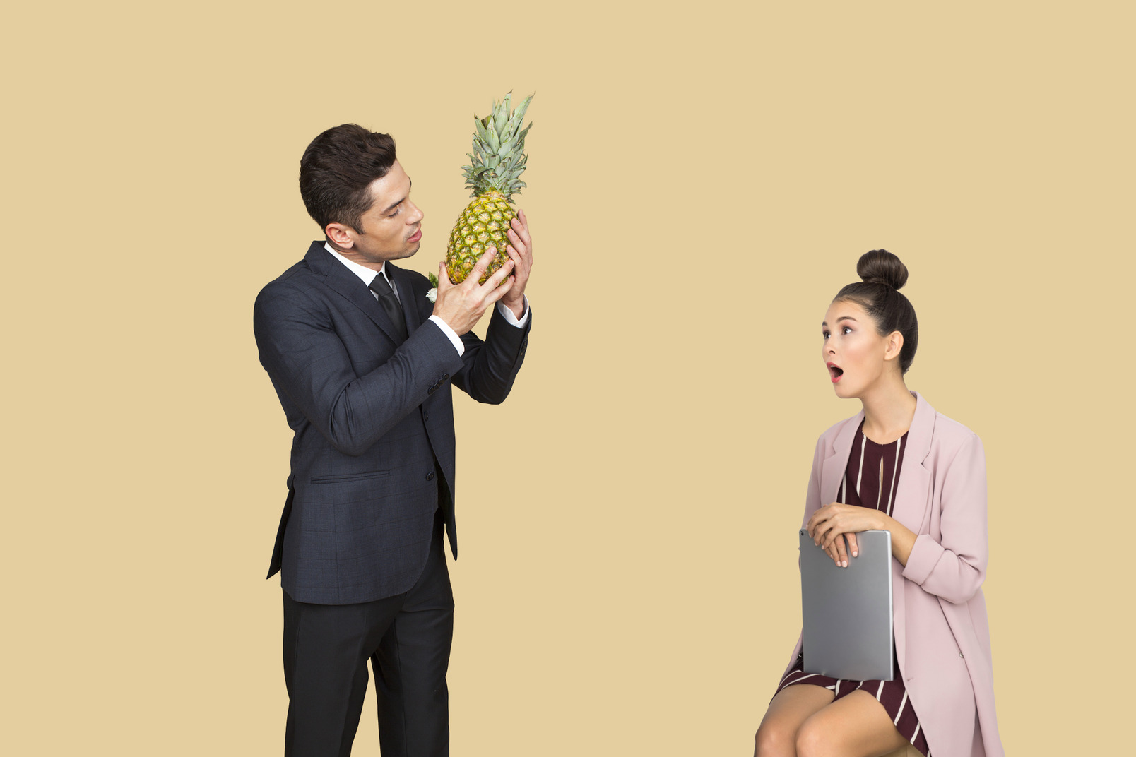 Young girl stunned 'cuase groom is going to kiss a pineapple