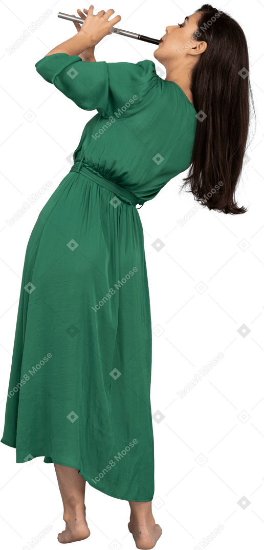 Vista de trás de uma jovem de vestido verde tocando flauta enquanto se inclina para o lado