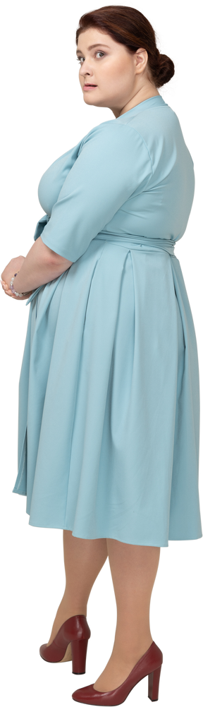 Vue latérale d'une femme en robe bleue