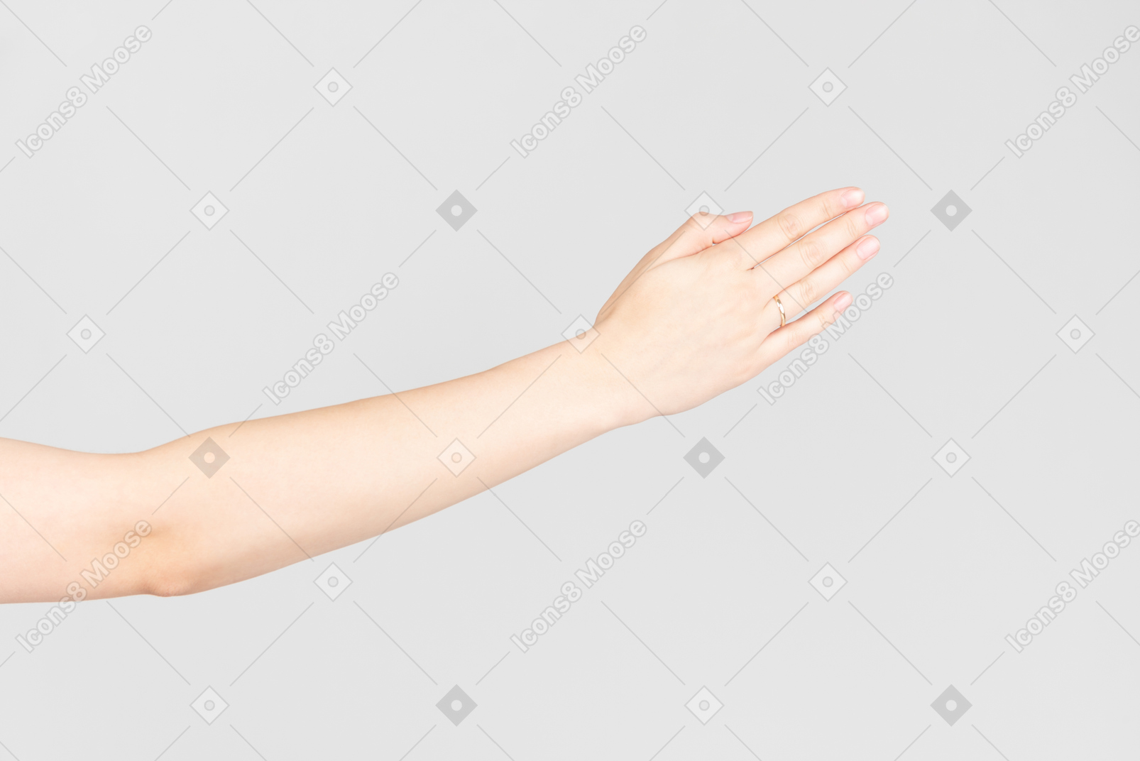 Mão feminina com anel nele