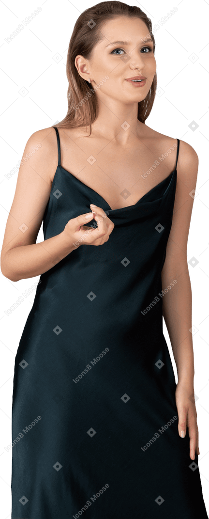 Vue de face d'une jeune femme en robe de nuit donnant une interview