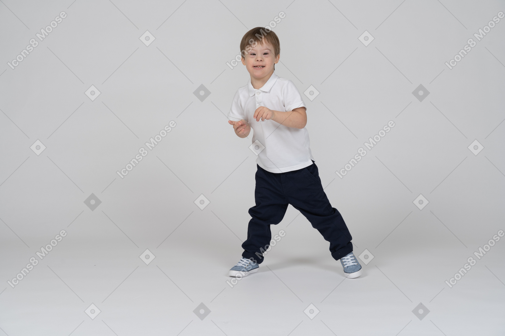 一个微笑的小男孩站着的正面图