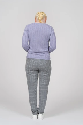 Vista trasera, de, un, mujer joven, look down