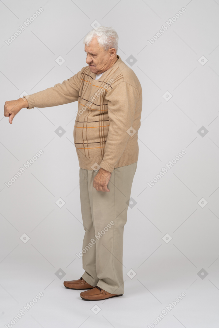 一位穿着休闲服的老人的侧视图，拇指朝下