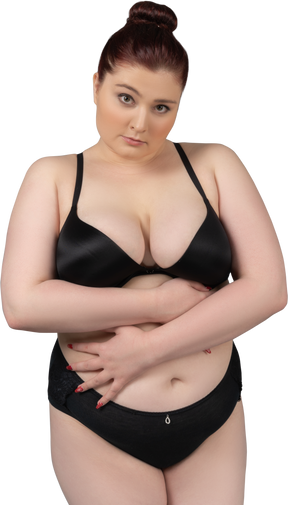 Close-up de uma mulher gorda caucasiana em sutiã preto