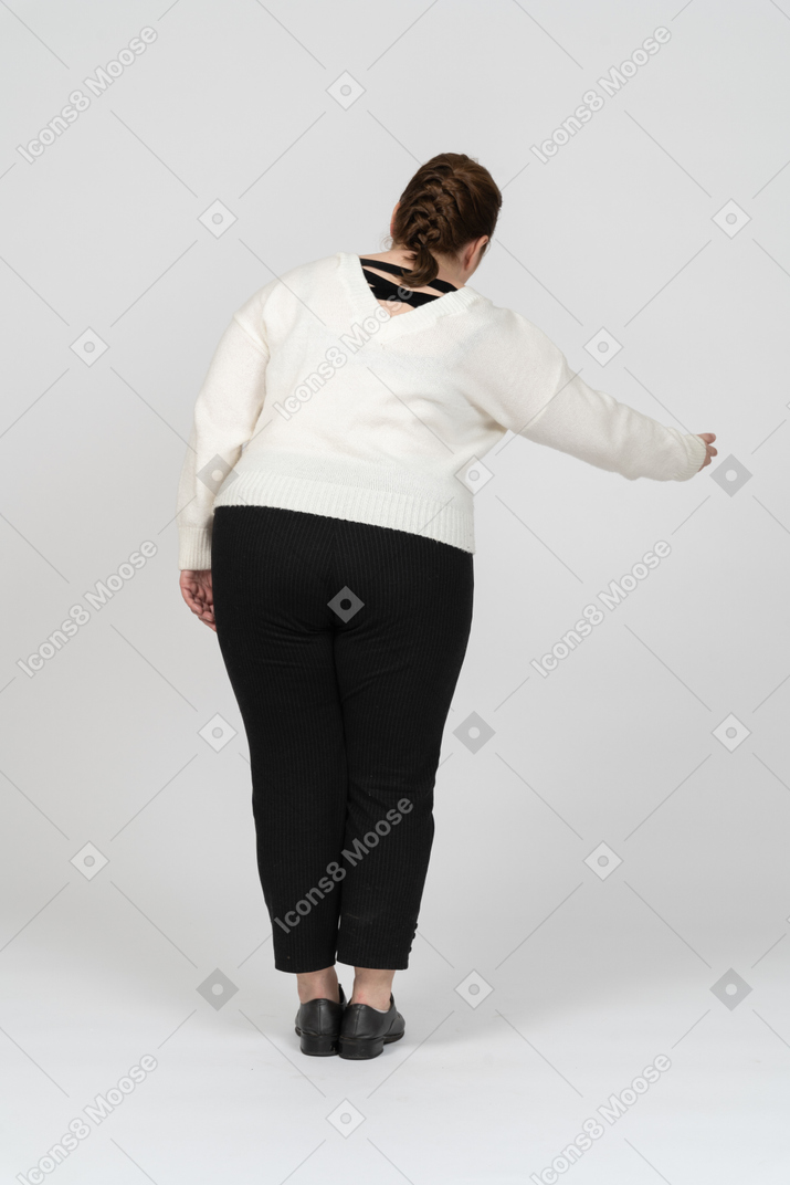 Femme dodue dans des vêtements décontractés posant