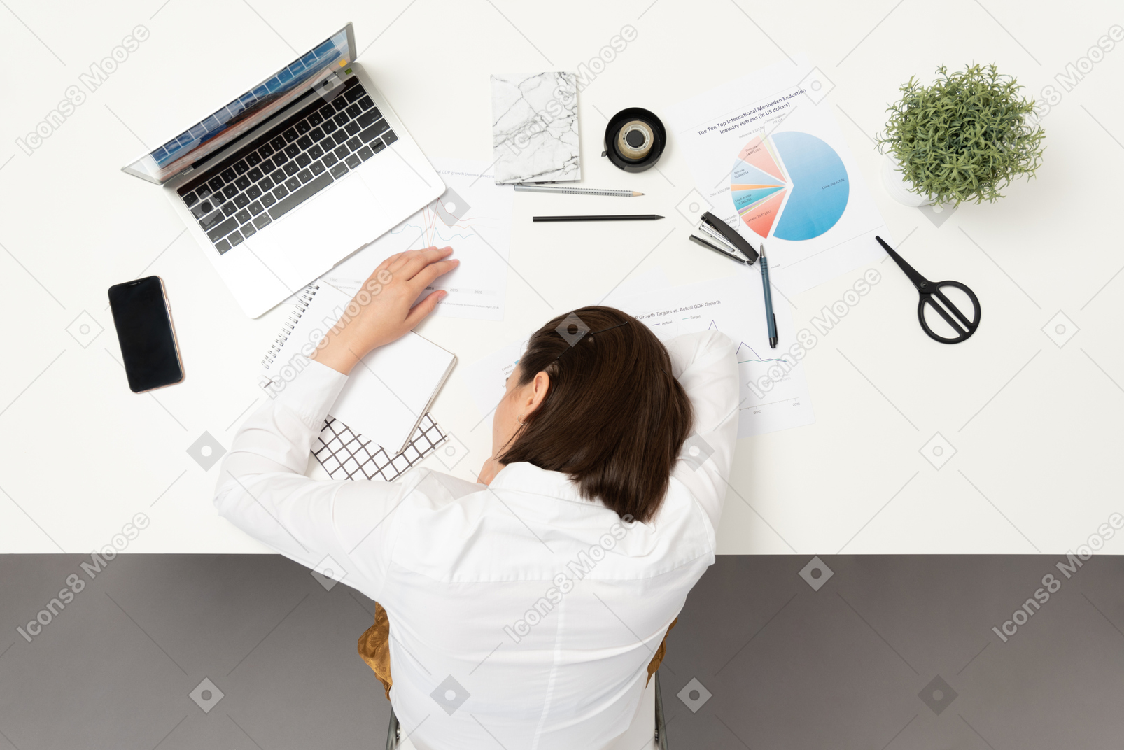 Um trabalhador de escritório feminino dormindo na mesa