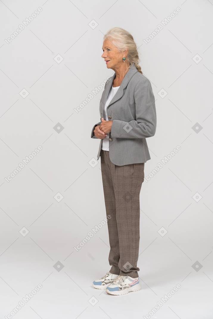 Anciana en traje de pie en el perfil