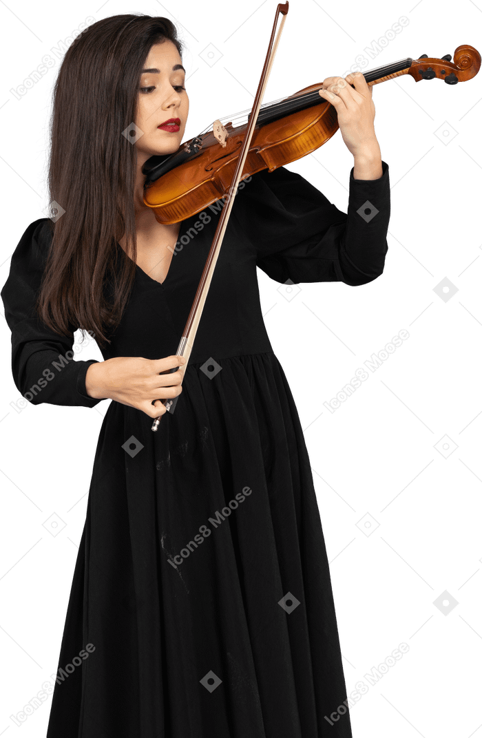 Primer plano, de, un, señorita, en, vestido negro, tocar el violín