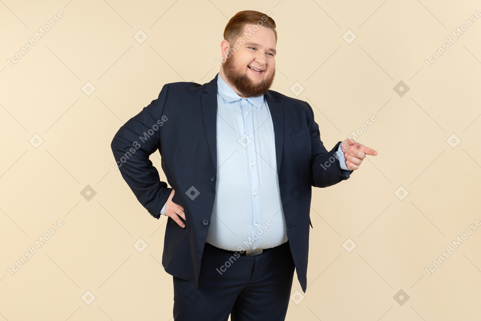 Junger übergewichtiger mann im anzug zu lachen