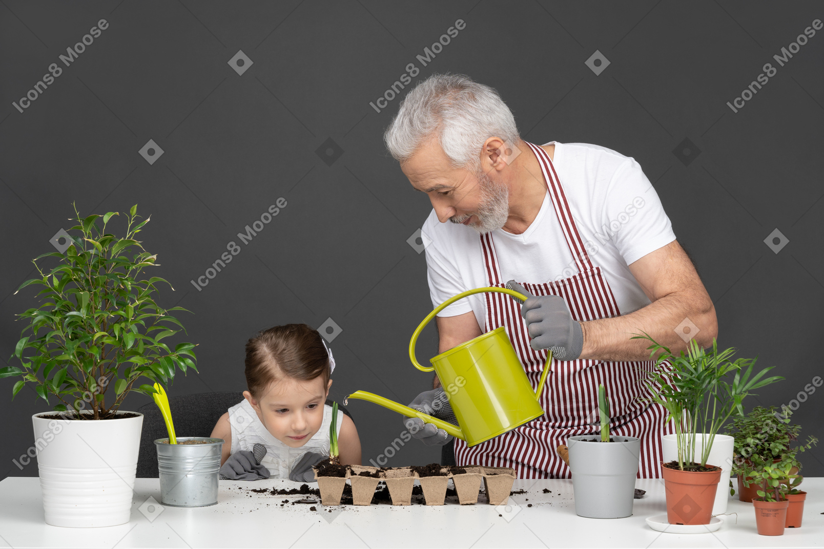 Ein mann, der pflanzen gießt