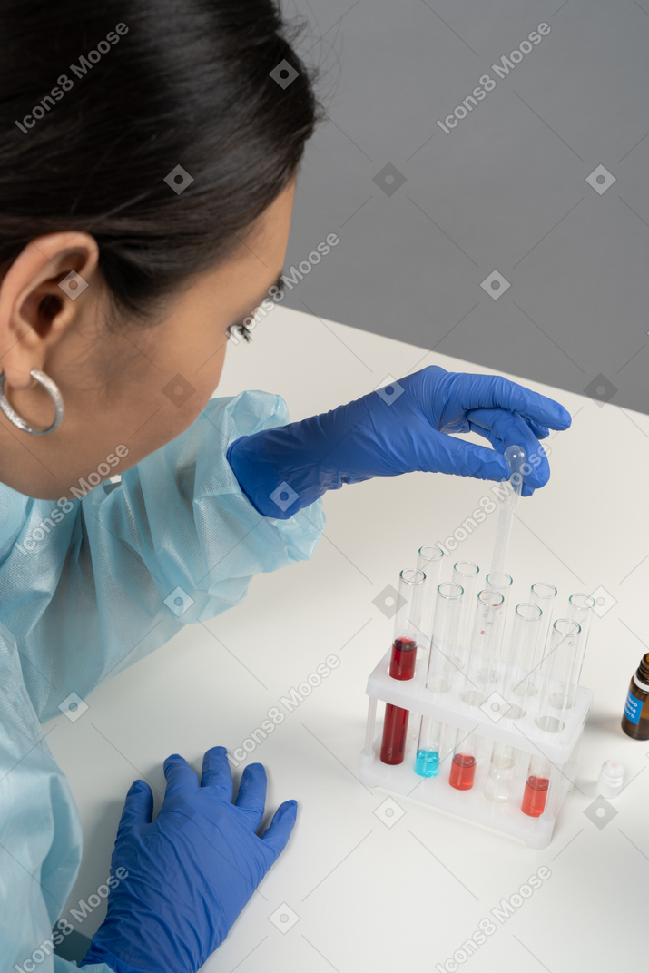 Trabajador de laboratorio con tubos