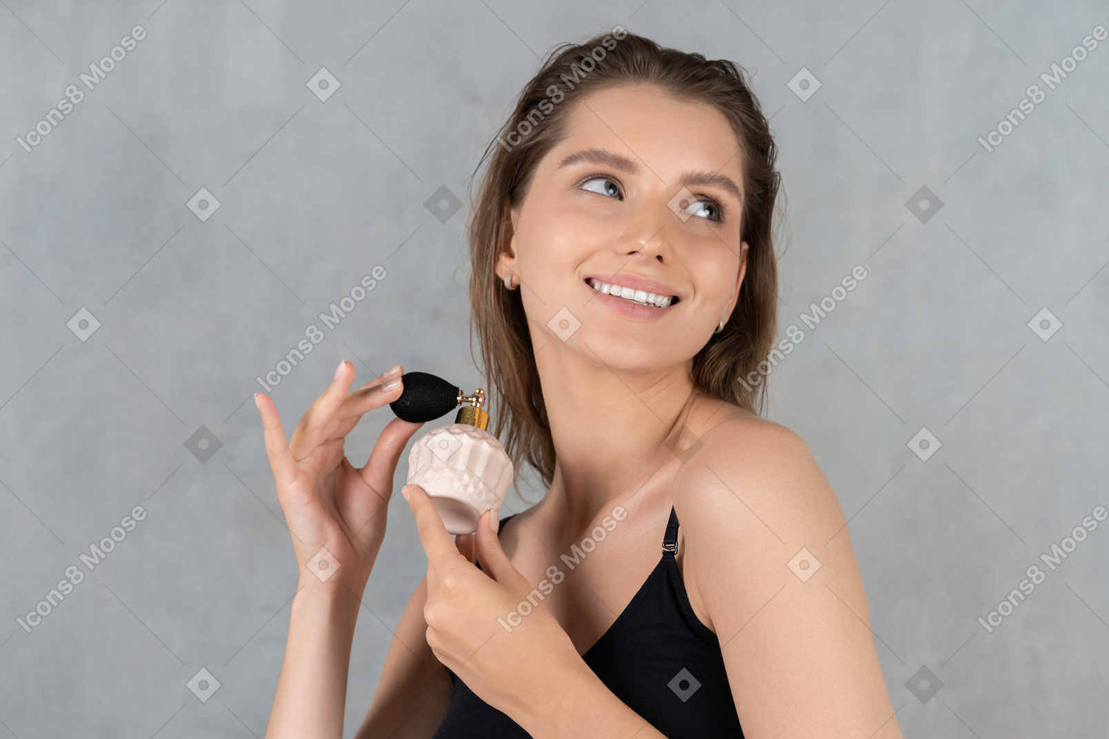 Close-up de uma jovem apreciando o cheiro do perfume