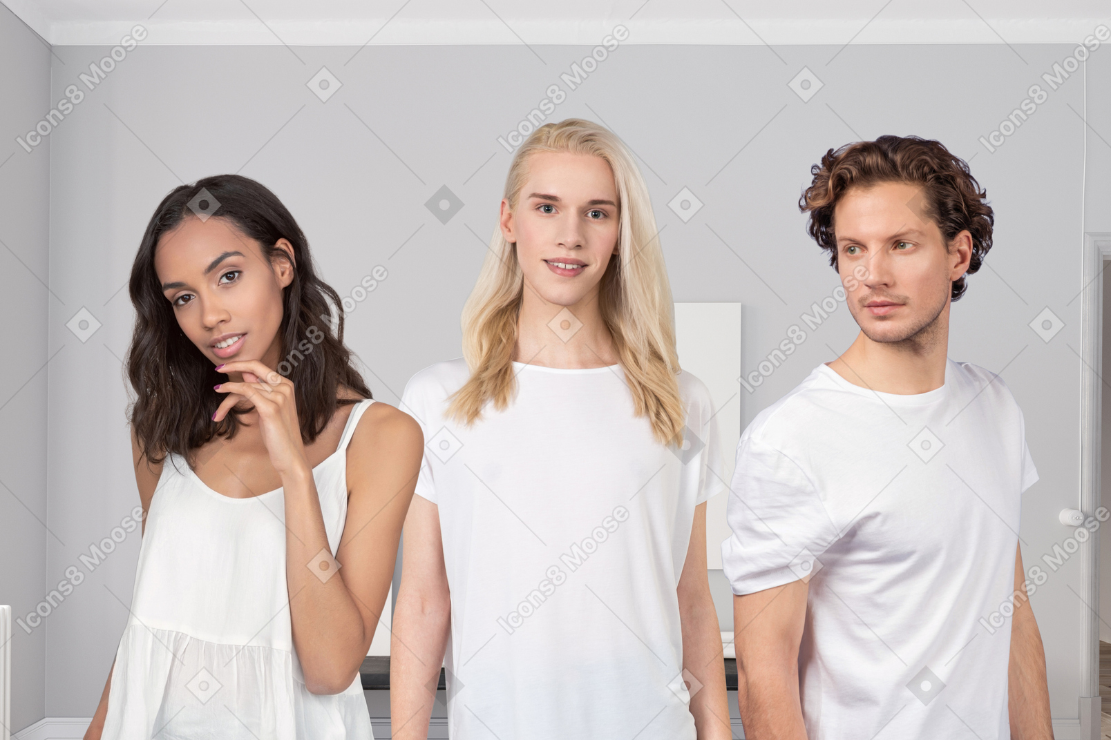 Três pessoas em roupas brancas em pé em uma sala