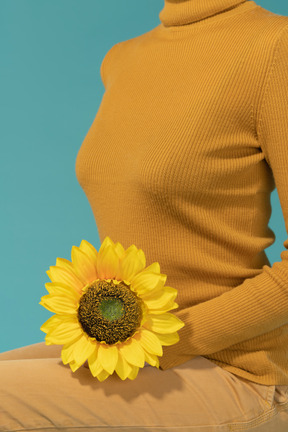 Mujer sosteniendo un girasol