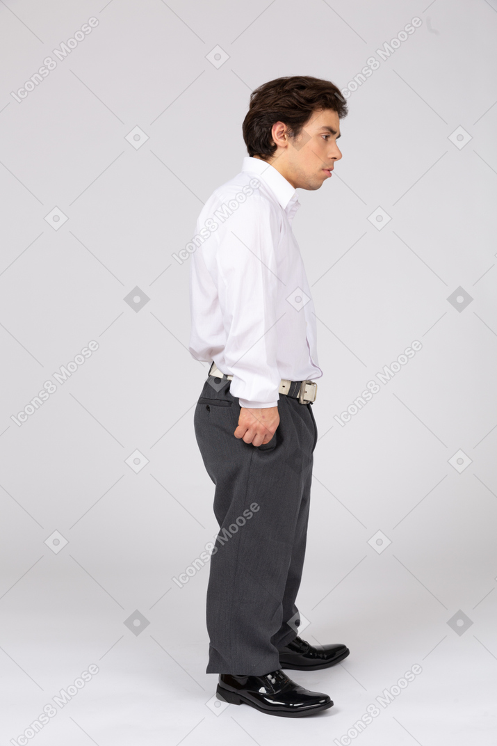 Vista laterale di un uomo in abiti casual da lavoro che guarda da parte