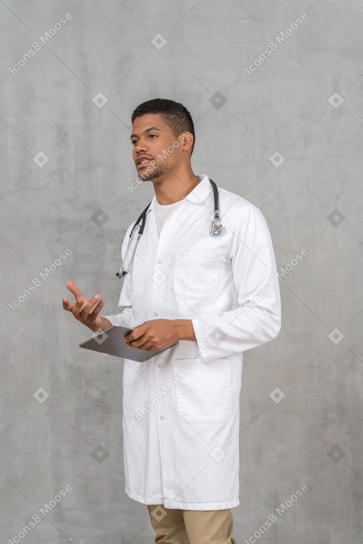 Médico varón dando consejos médicos